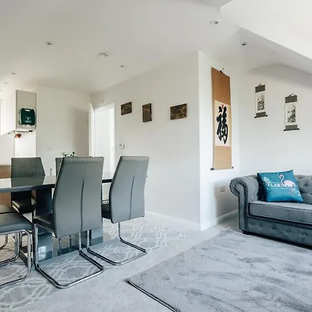 Luxury Central Apartment Sleeps 7 Guests With Free Parking And Netflix-2
